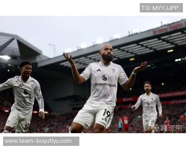 姆伯莫终于领奖英超10月最佳球员奖杯落入手中