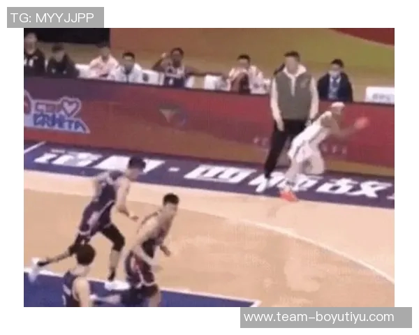 杨瀚森全力以赴拼抢与亚当斯相撞意外摔倒引发关注