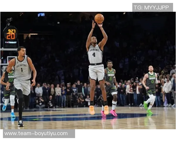 三后卫组合失灵福克斯卡斯尔与哈珀表现低迷合计35投仅8中还出现10次失误